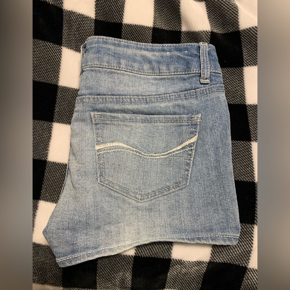 SO: Light/medium wash “shortie” shorts - Picture 5 of 5